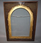 A 19TH CENTURY ARCHED TOP DECORATIVE GLAZED GOLD FRAME, with gold mount card, frame W 1 cm, case