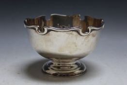 A SMALL HALLMARKED SILVER ROSE BOWL BY CARRINGTON & CO - BIRMINGHAM 1947, approx weight 276g, Dia 14