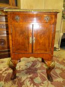 A SMALL WALNUT CROSSBANDED CUPBOARD WITH A SINGLE DRAWER H-75 W-49 CM