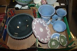 A SMALL TRAY OF WEDGWOOD JASPERWARE TO INCLUDE A LILAC CABINET PLATE TOGETHER WITH A WEDGWOOD N.W.