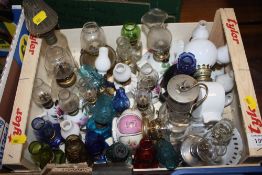 A COLLECTION OF SMALL AND MINIATURE OIL LAMPS TO INCLUDE COLOURED GLASS EXAMPLES