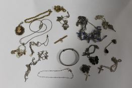 A COLLECTION OF ASSORTED JEWELLERY TO INCLUDE A SILVER CHRISTENING BANGLE, SILVER PENDANT TO INCLUDE