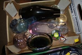 A BOX OF STUDIO GLASSWARE TO INCLUDE PAPERWEIGHTS AND CAITHNESS VASE