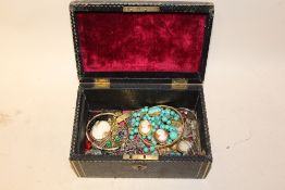 A VICTORIAN STYLE JEWELLERY BOX AND CONTENTS TO INCLUDE CAMEO BROOCHES