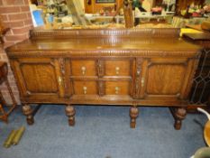 A LARGE OAK 1920 / 30s CARVED SIDEBOARD, H 104 cm, W 1801 cm