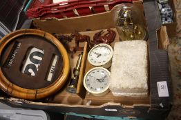 A TRAY OF COLLECTABLES TO INCLUDE A VINTAGE OAK FRAMED WALL CALENDAR A/F, CHESS CLOCK, BRASS