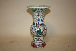 A CHINESE/ORIENTAL CERAMIC VASE, WITH SIX FIGURE CHARACTER MARK TO BASE, AND DRAGON DETAIL, H 24 CM