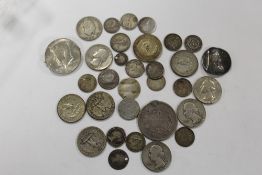 A COLLECTION OF ANTIQUE AND VINTAGE COINAGE TO INCLUDE TO INCLUDE AMERICAN COINS, SILVER THREE