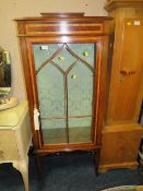 A REPRODUCTION MAHOGANY INLAID SMALL DISPLAY CABINET IN THE SHERATON STYLE H-148 W-61 CM