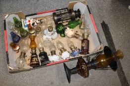 A COLLECTION OF ASSORTED VINTAGE OIL LAMPS TO INCLUDE COLOURED GLASS EXAMPLES