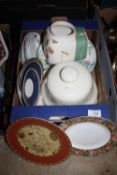 A SMALL TRAY OF ASSORTED CERAMICS TO INCLUDE MINTON HADDON HALL DISHES, WEDGWOOD SARAHS GARDEN ETC.