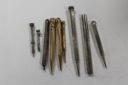 A COLLECTION OF VINTAGE PROPELLING PENCILS TO INCLUDE A HALLMARKED SILVER EXAMPLE, ROLLED GOLD
