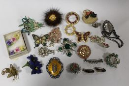 A SELECTION OF VINTAGE BROOCHES TO INCLUDE AN EASTERN STYLE SILVER AND ENAMEL EXAMPLE, BEE SHAPED