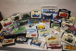 A TRAY OF BOXED DIE CAST MODEL TOY CARS AND VEHICLES TO INCLUDE CORGI, BURAGO, DAYS GONE BY ETC. (