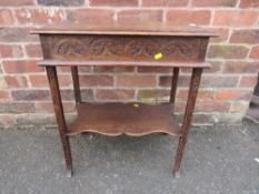 A SMALL ANTIQUE CARVED OAK SIDE TABLE WITH SINGLE DRAWER H-66 W-59 CM