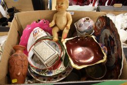 A TRAY OF ASSORTED CERAMICS TO INCLUDE ORIENTAL EXAMPLES, CARLTONWARE ROUGE ROYALE DISH , VINTAGE