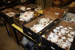 A LARGE COLLECTION OF ROYAL ALBERT OLD COUNTRY ROSES CHINA TO INCLUDE TEA AND COFFEE POTS, COFFEE