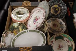 A TRAY OF CERAMIC CABINET PLATES TO INCLUDE A HAND PAINTED ANTIQUE COALPORT EXAMPLE, WEDGWOOD ETC.