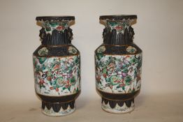 A PAIR OF ORIENTAL CERAMIC VASES DECORATED WITH BATTLE SCENES, H. 35 CM