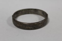 A VINTAGE ENGRAVED HALLMARKED SILVER BANGLE