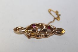 A FLORAL DESIGN 9CT GOLD GEM SET BAR BROOCH APPROX WEIGHT - 2.2G