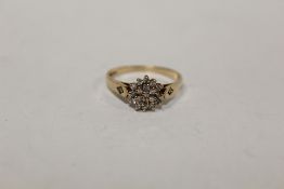 A HALLMARKED 9 CARAT GOLD FLORAL CLUSTER RING, APPROX WEIGHT 1.9G, RING SIZE O