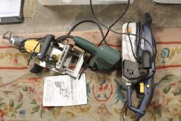 A CLARKE BISCUIT JOINTER, MACALLISTER SANDER, BOSCH SANDER, WORK LIGHTS & SELECTION OF GARDEN TOOLS