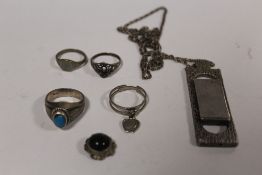 A COLLECTION OF SILVER AND WHITE METAL JEWELLERY TO INCLUDE A LARGE RETRO SILVER PENDANT, RINGS ETC.