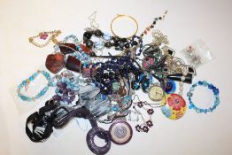 A BAG OF ASSORTED COSTUME JEWELLERY TO INCLUDE NECKLACES AND BRACELETS