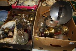 TWO TRAYS OF OIL BURNING LAMPS AND PARTS TO INCLUDE A BIALADDIN BOWL FIRE, SMALL EXAMPLES ETC.