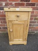 A SMALL ANTIQUE PINE BEDSIDE CUPBOARD W-39 CM
