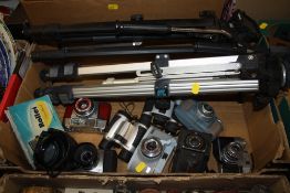A TRAY OF VINTAGE CAMERAS AND ACCESSORIES TO INCLUDE AGFA AND COMET EXAMPLES, TRIPODS ETC.