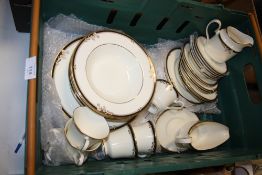 A TRAY OF MINTON NEWBURY CHINA TO INCLUDE DINING PLATES, CUPS AND SAUCERS ETC.