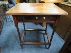 A 1`920/30'S OAK BARLEYTWIST OCCASIONAL TABLE WITH SINGLE DRAWER W-67 CM