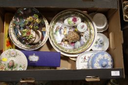 A TRAY OF ASSORTED CERAMICS TO INCLUDE A BOXED ROYAL CROWN DERBY CAKE SLICE, ROYAL ALBERT CABINET