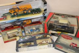 A COLLECTION OR BOXED DIE CAST TOY CARS AND VEHICLES TO INCLUDE CARARAMA TRUCKS, CORGI VINTAGE