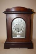 AN ANTIQUE INLAID MAHOGANY MANTEL CLOCK STRIKING ON BARS BY JUNGHANS, H. 43CM, W. 30.5 CM