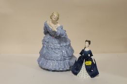 A ROYAL DOULTON FIGURINE / LIDDED JAR WITH 824 IMPRESSED TO BASE - SLIGHT DAMAGE, TOGETHER WITH A