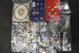 A COLLECTION OF WORLD COINAGE TO INCLUDE A RIJKS MUMT UTRECHT PROOF SET, COMMEMORATIVE MEDALLION