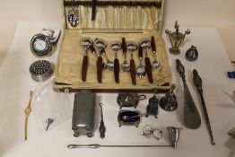 A COLLECTION OF METALWARE TO INCLUDE A HALLMARKED SILVER PERFUME FUNNEL, SILVER HANDLED BUTTON