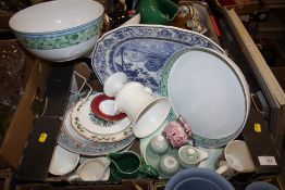 A TRAY OF MOSTLY WEDGWOOD CERAMICS TO INCLUDE A BLUE FLORENTINE PLATE, WATER COLOURED BOWL ETC.