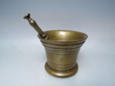 A VINTAGE HEAVY BRASS PESTLE AND MORTAR, H 12 cm, Dia. 15 cm