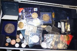 A HARD CASE OF MOSTLY MODERN COMMEMORATIVE COINS TO INCLUDE GOLD PLATED EXAMPLES