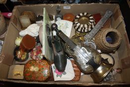 A TRAY OF COLLECTABLES TO INCLUDE A VIOLIN SHAPED MUSICAL DECANTER, GEORGIAN STYLE SILHOUETTE