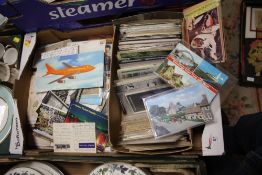 A COLLECTION OF VINTAGE AND MODERN POSTCARDS TO INCLUDE LAUREL AND HARDY