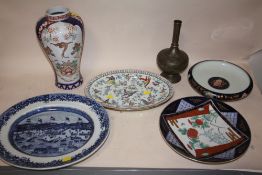A COLLECTION OF CHINESE AND ORIENTAL CERAMICS TO INCLUDE OVAL DISHES, TOGETHER WITH A BRONZE