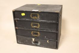 A VINTAGE FOUR DRAWER WATCH MAKERS CHEST AND CONTENTS TO INCLUDE WRIST AND POCKET WATCH PARTS, W 31,