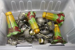 A PAIR OF MODERN TWIN BULB WALL LIGHT FITTINGS WITH DRAGONFLY PATTERN GLASS SHADES