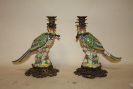 A PAIR OF DECORATIVE MODERN REPRODUCTION CERAMIC AND BRASS PARROT SHAPED CANDLESTICKS, H 29 CM