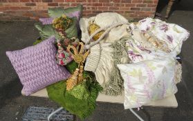 A PAIR OF FLORAL LINED CURTAINS, APPROX W 91 cm, L 220cm, TOGETHER WITH A SELECTION OF CUSHIONS